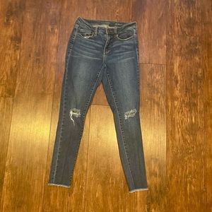 Jeans / jeggings with rips in knees